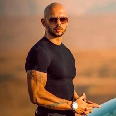 <p><strong><span style="color:#B22222">16)&nbsp; ANDREW TATE</span>&nbsp; |&nbsp; KİKBOKS&Ccedil;U</strong></p>

<p>&nbsp;</p>

<p>Emory Andrew Tate III (1 Aralık 1986 doğumlu) İngiliz-Amerikalı bir iş adamı, sosyal medya fenomeni ve eski profesyonel kickboks&ccedil;udur.</p>
