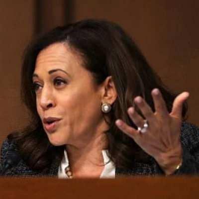 <p><strong><span style="color:#B22222">12)&nbsp; KAMALA HARRIS</span>&nbsp; |&nbsp; SİYASET&Ccedil;İ</strong></p>

<p>&nbsp;</p>

<p>Kamala Devi Harris (20 Ekim 1964 doğumlu), 2021'den 2025'e kadar Amerika Birleşik Devletleri'nin 49. Başkan Yardımcısı olarak g&ouml;rev yapmış Amerikalı bir siyaset&ccedil;i ve avukattır. Daha &ouml;nce Kaliforniya'dan ABD Senat&ouml;r&uuml;yd&uuml; ve 2024 se&ccedil;imlerinde başkanlık i&ccedil;in aday olmuştu. Harris, Amerikan tarihinde ilk kadın başkan yardımcısı, ilk Afrikalı Amerikalı ve ilk Asyalı Amerikalı başkan yardımcısı olarak tarihe ge&ccedil;ti.</p>
