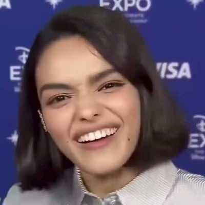 <p><span style="color:#B22222"><strong>11)&nbsp; RACHEL ZEGLER&nbsp;</strong></span><strong> |&nbsp; OYUNCU</strong></p>

<p>&nbsp;</p>

<p>Rachel Anne Zegler (3 Mayıs 2001 doğumlu) Amerikalı bir oyuncu ve şarkıcıdır. Steven Spielberg'in West Side Story m1&uuml;zikal uyarlamasında Maria rol&uuml;n&uuml; oynadıktan sonra &uuml;nlendi.</p>

<p>&nbsp;</p>

<p>Kariyeri boyunca bir&ccedil;ok tartışmaya da karıştı; bunların en dikkat &ccedil;ekeni, Disney'in 1937 yapımı Pamuk Prenses filminin 2025 yapımı canlı aksiyon versiyonunda rol almasıydı. Orijinal filmi, hikayeyi beğenmemesi ve siyasi g&ouml;r&uuml;şleri nedeniyle eleştirmişti.</p>
