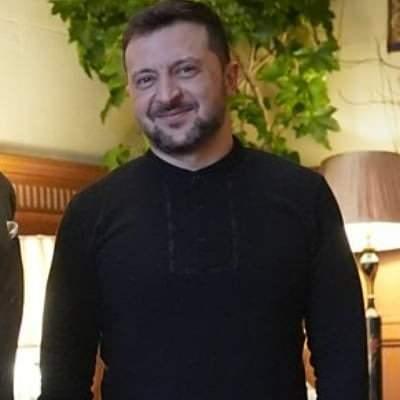 <p><span style="color:#B22222"><strong>8)&nbsp;&nbsp;VOLODYMYR ZELENSKİ</strong></span><strong>&nbsp; |&nbsp; UKRAYNA BAŞKANI</strong></p>

<p>&nbsp;</p>

<p>Volodymyr Oleksandrovych Zelenskyy (25 Ocak 1978 doğumlu), 2019'dan beri Ukrayna'nın altıncı cumhurbaşkanı olarak g&ouml;rev yapan Ukraynalı bir politikacı ve eski komedi oyuncusudur. Siyasi kariyerinden &ouml;nce, beklenmedik bir şekilde cumhurbaşkanı olan bir lise &ouml;ğretmenini canlandırdığı "Halkın Hizmetkarı" adlı televizyon dizisiyle ulusal &ccedil;apta &uuml;n kazandı. Zelenskyy, ezici bir zaferle se&ccedil;ildi ve Ukrayna'nın 2022 Rus işgaline karşı direnişinde &ouml;nemli bir rol oynadı.</p>
