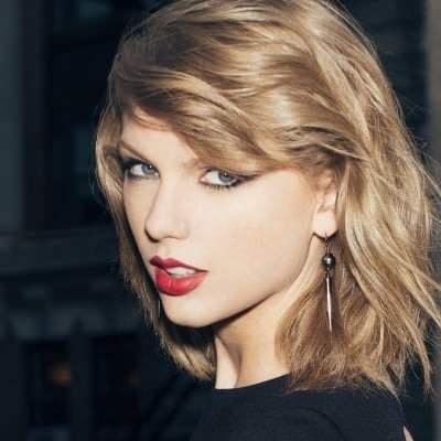 <p><strong><span style="color:#B22222">7)&nbsp;&nbsp;TAYLOR SWIFT&nbsp;</span> |&nbsp; ŞARKICI</strong></p>

<p>&nbsp;</p>

<p>Taylor Alison Swift, 13 Aralık 1989'da Reading, Pennsylvania'da doğmuş Amerikalı bir şarkıcı ve s&ouml;z yazarıdır. Dokuz yaşlarında Faith Hill belgeselini izledikten sonra country m&uuml;ziğine b&uuml;y&uuml;k ilgi duymaya başladı. Swift, gen&ccedil; yaşta Nashville'e taşındı ve RCA Records ile anlaştıktan sonra onu yıldızlığa taşıyacak şarkılar yazmaya başladı.</p>
