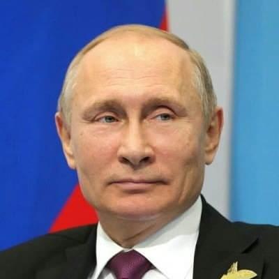<p><strong><span style="color:#B22222">4)&nbsp; VLADIMIR PUTIN</span>&nbsp; |&nbsp; RUSYA BAŞKANI</strong></p>

<p>&nbsp;</p>

<p>Vladimir Vladimirovich Putin (7 Ekim 1952 doğumlu), 2012'den beri Rusya Devlet Başkanı olarak g&ouml;rev yapan Rus siyaset&ccedil;i ve eski istihbarat subayıdır. Daha &ouml;nce 2000-2008 yılları arasında cumhurbaşkanlığı ve 1999-2000 ile 2008-2012 yılları arasında başbakanlık yapmıştır.</p>
