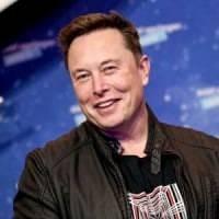 <p><strong><span style="color:#B22222">1)&nbsp; ELON MUSK</span>&nbsp; |&nbsp; SPACEX, X, TESLA'NIN SAHİBİ</strong></p>

<p>&nbsp;</p>

<p>Elon Reeve Musk (28 Haziran 1971 doğumlu), Tesla, SpaceX ve X'in (eski adıyla Twitter) CEO'su olarak tanınan bir teknoloji girişimcisi, yatırımcı ve m&uuml;hendistir. 2002 yılında eBay tarafından satın alınan PayPal'ın kurucu ortaklarındandır.</p>

<p>&nbsp;</p>

<p>"One Big Beautiful Bill" yasası sonucunda Musk ile Donald Trump arasında siyasi bir ayrılık yaşandı. Sonu&ccedil; olarak, Musk kamuoyu &ouml;n&uuml;nde Trump'tan uzaklaştı ve X platformunda yasayı eleştirdi. Musk ayrıca kendi siyasi partisi olan "Amerika Partisi"ni kurmakla tehdit etti, ancak bu girişimin geleceği belirsizliğini koruyor.</p>
