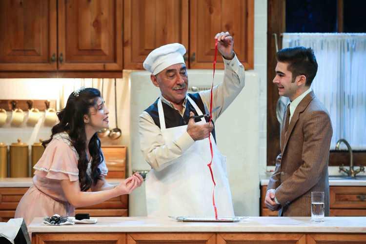 <p><strong>14 yıl aradan sonra "Zengin Mutfağı" ile tiyatro sahnelerine d&ouml;nen ve tam 6 yıl boyunca kapalı gişe oynayan Şen, 10 Haziran'da son kez seyirci karşısına &ccedil;ıkarak sinema ve tiyatro kariyerini noktaladığını duyurmuştu.</strong></p>
