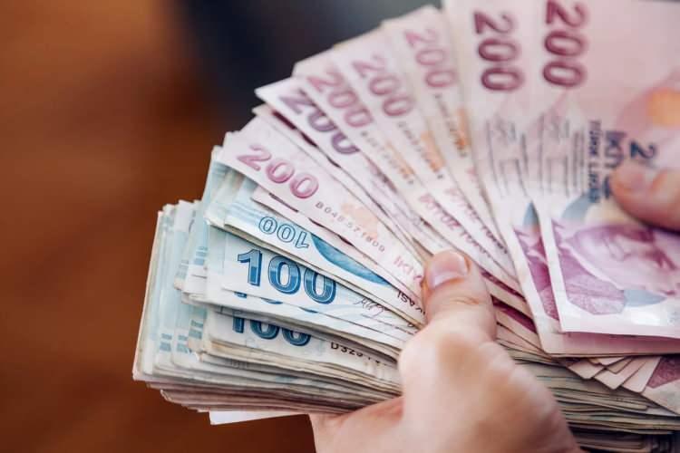 <p>Kasım ayı itibarıyla oluşan beş aylık enflasyon farkı doğrultusunda, k&uuml;m&uuml;latif zam oranı y&uuml;zde 17,57&rsquo;ye ulaştı.&nbsp;</p>

<p>&nbsp;</p>

<p>Bu artışa ek olarak 1.000 TL tutarındaki taban aylık artışı da maaşlara yansıtılacak.</p>
