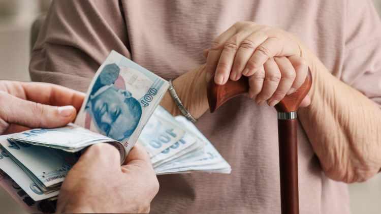 <p>2025-2026 Yılı emekli maaşları farkı verilere g&ouml;re EYT'den emekli olacaklar da dahil yaklaşık 500 bine yakın emekli adayını ilgilendiriyor. Kamuda &ccedil;alışan memurlar ise bu maaş farkından etkilenmiyor.</p>
