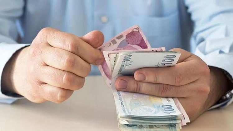 <p>Buna karşılık kamu iş&ccedil;ileri, &ouml;zellikle maaşlarını ayın 15'inde alanlar, daha avantajlı durumda. &Ccedil;&uuml;nk&uuml; kamu iş&ccedil;ileri, belediyede veya kamu kurum/kuruluşlarında &ccedil;alışan iş&ccedil;iler, 14 Ocak 2026 tarihine kadar dilek&ccedil;e verirlerse 2025 yılı emeklisi sayılabilecekler.</p>

<p>&nbsp;</p>
