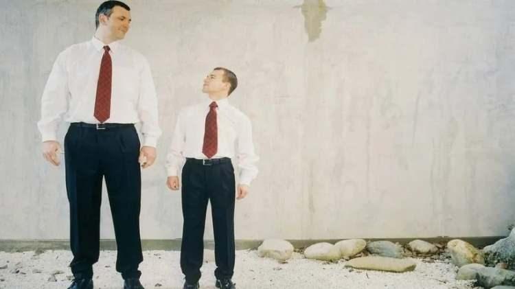 <p>Verilere g&ouml;re T&uuml;rkiye&rsquo;de; kadınların ortalama boyu 1.60 cm, erkeklerin ortalama boyu 1.74 cm olarak &ouml;l&ccedil;&uuml;ld&uuml;.&nbsp;</p>
