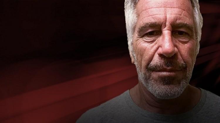 <p><span style="color:#B22222"><strong>İŞTE EPSTEİN ADASINDA &Ccedil;EKİLEN O FOTOĞRAFLAR!</strong></span></p>
