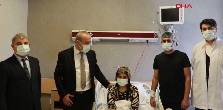 <p>Harran &Uuml;niversitesi Hastanesi Gastroenteroloji Anabilim Dalı Başkanı Prof. Dr. Ahmet Uyanıkoğlu, hastanın uzun s&uuml;redir takip edildiğini ifade ederek,<strong><em> &ldquo;Hastamız Diyarbakır&rsquo;dan merkezimize başvurdu. Ailesinde Wilson hastalığı bulunan bireylerin don&ouml;r olamayacağı tespit edildi.</em></strong></p>

<p><strong><em>Bunun &uuml;zerine eşi Necmettin Şen g&ouml;n&uuml;ll&uuml; olarak don&ouml;r oldu ve karaciğerinin yarısını bağışlayarak eşine yeniden yaşam şansı sundu&rdquo;</em></strong> dedi.</p>

<p>&nbsp;</p>

<p>&nbsp;</p>
