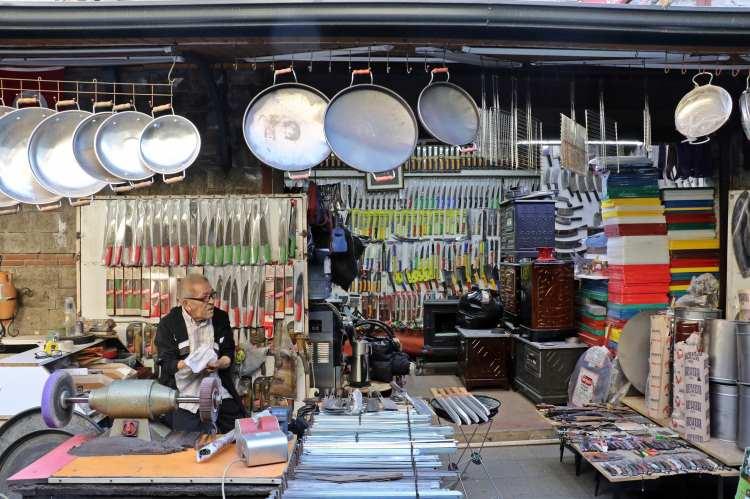 <p><span style="color:#A52A2A"><strong>MESLEĞİN 7'NCİ KUŞAĞI</strong></span></p>

<p>&nbsp;</p>

<p>Muratpaşa il&ccedil;esi Demirciler &Ccedil;arşısı'nda bı&ccedil;ak bileme ve satış işini yapan Mehmet Şakar, mesleğini 7'nci kuşak olarak ailesinden devralarak s&uuml;rd&uuml;r&uuml;yor.</p>
