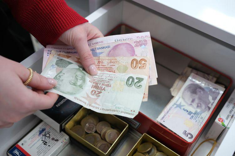 <p><span style="color:#B22222"><strong>DENİZBANK</strong></span></p>

<p>&nbsp;</p>

<p>Toplamda 90 bin lira krediyi y&uuml;zde 0 faizle 3 ay vadeli 65 bin lira kredi, 3 ay vadeli 25 bin lira taksitli nakit avans olarak veriyor.</p>
