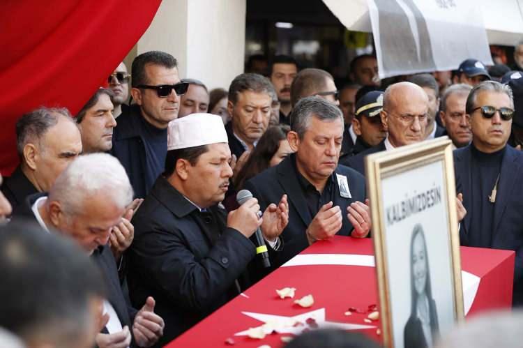 <p>Bu sefer bu hikayeyi yazacağız genel başkanım'.</p>
<p>Ben dedim ki 'Bir hikaye daha yazarız.</p>
<p> </p>