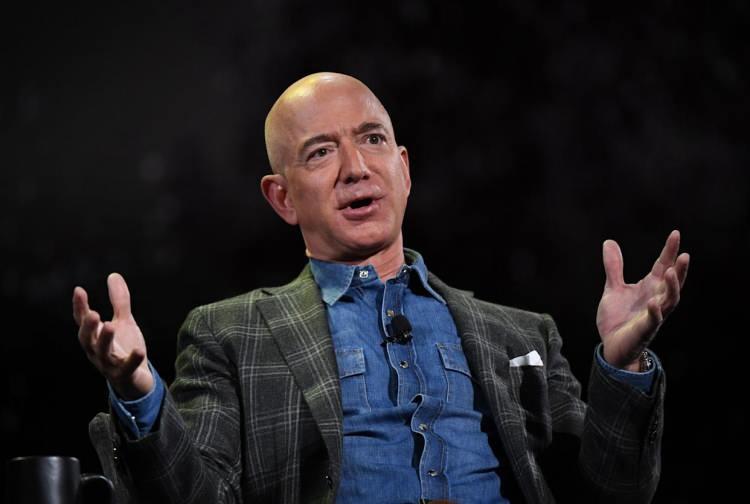 <p><strong>4- JEFF BEZOS</strong></p>
<p>Amazon’un kurucusu Jeff Bezos 235,1 milyar dolarla dördüncü sırada yer aldı.</p>