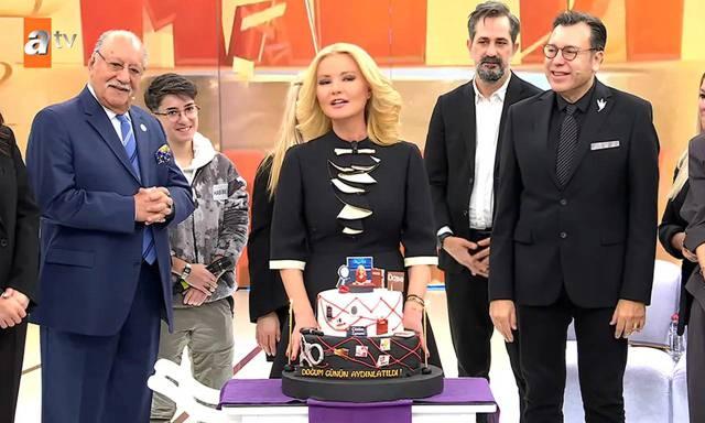 <p><strong>Yıllardır geniş bir izleyici kitlesi bulunan M&uuml;ge Anlı, &ouml;nceki g&uuml;n 52 yaşına girdi. Yapım ekibi bu &ouml;zel g&uuml;n&uuml; canlı yayında s&uuml;rpriz bir kutlamayla ta&ccedil;landırdı.</strong></p>
