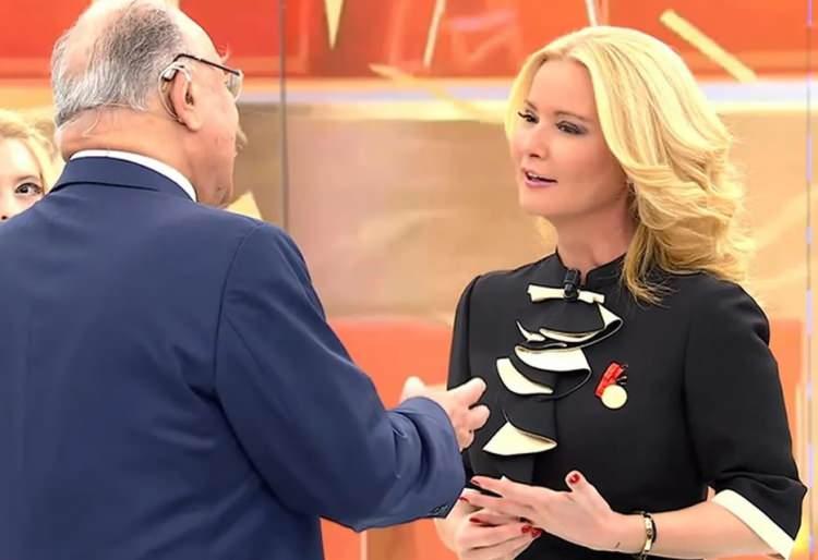 <p><strong>&Ouml;zkan, Anlı'ya doğum g&uuml;n&uuml; hediyesi olarak altın taktı ve ardından miktarı "Cumhuriyet" diyerek dile getirdi. Cumhuriyet altınının g&uuml;ncel fiyatı ise 40 bin TL.</strong></p>
