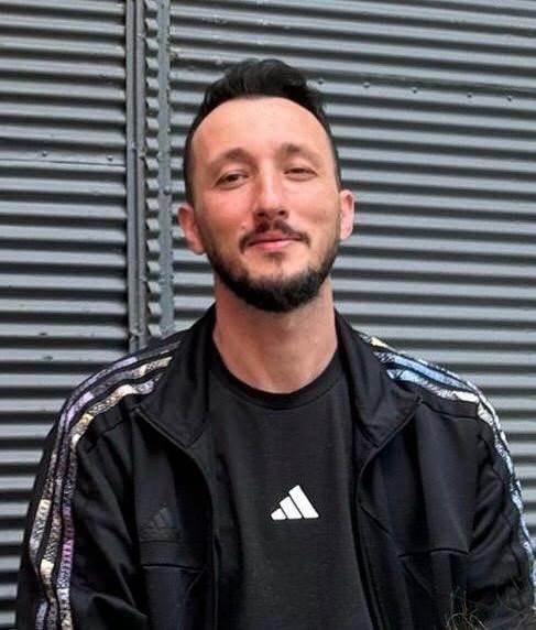 <p>Şerif K&ouml;z (71) kontrol&uuml;ndeki 55 SB 829 plakalı tır, karşı y&ouml;nden gelen Galip Demiral (35) idaresindeki 35 KOR 61 plakalı otomobille kafa kafaya &ccedil;arpıştı.&nbsp;</p>
