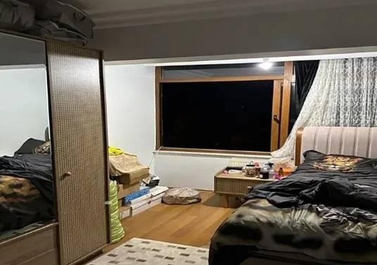 <p>Olay gecesi evde bulunan ve G&uuml;ll&uuml;'y&uuml; kızının itiraf ettiğini itiraf eden tanık Sultan Nur Ulu, bunu ifadede Tuğyan'ın annesini bacaklarından tutarak yukarı ve dışarı doğru &ccedil;ektiğini anlatmıştı. Ulu, Tuğyan'ın olayından hemen sonra kendisini<strong><em> "Ben yanarsam sen de yanarsın" diyerek tehdit ettiğini ve konuşmasını engellemek i&ccedil;in bir an olsun yanından ayrılmadığını dile getirdi.</em></strong></p>
