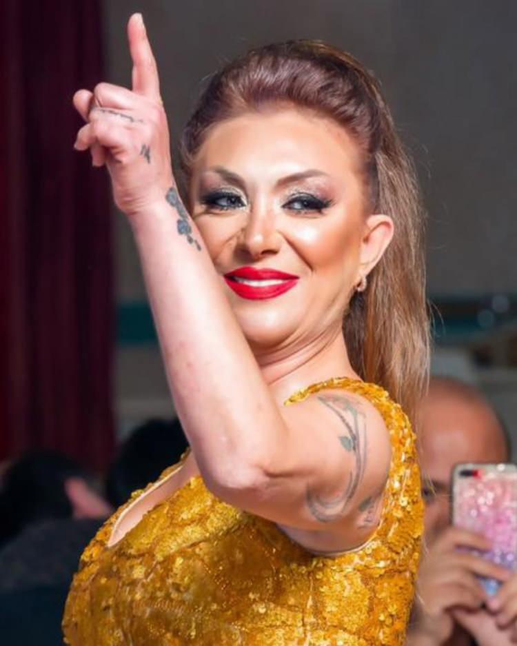 <p>G&uuml;ll&uuml;'n&uuml;n y&uuml;ksekten ve camdan aşırı derecede korktuğunu, temizlik yaparken bile cama yaklaşmadığını g&ouml;ren tanıklar, sanat&ccedil;ının o gece camın &ouml;n&uuml;nde durduğunun ancak bir başkası tarafından zorlanmasıyla m&uuml;mk&uuml;n olabileceğini savunuyor.</p>
