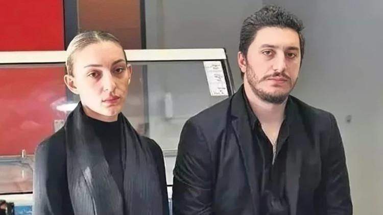 <p><em><strong>Tuğberk, annesinin alkol t&uuml;ketiminin y&uuml;ksek olduğunu ve durumunun normal olduğunu, a&ccedil;ık havada asla gitmeyeceğini vurguladı. Olaydan sonra eve camı kırılarak girdiğini anlatan Tuğberk'in, annesinin ait olduğu kilitli kasadaki yeşil sırt &ccedil;antasını alıp kendi evine g&ouml;t&uuml;rmesi ise dikkat &ccedil;ekti.&nbsp;</strong></em></p>
