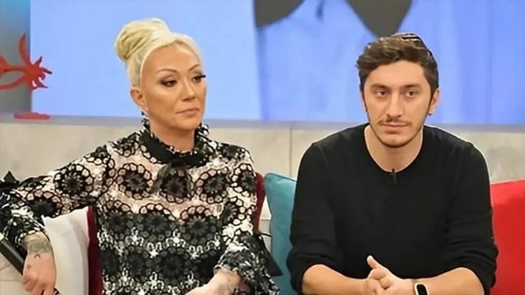 <p><span style="color:#B22222"><strong>TAPULARI ALDI&nbsp;</strong></span></p>

<p>&Ccedil;antanın i&ccedil;inde tapular, telif hakları belgeleri, banka b&uuml;t&ccedil;eleri ve annenin kesilmiş sa&ccedil;ı gibi kişisel eşyaların yer aldığı &ouml;ğrenildi.</p>
