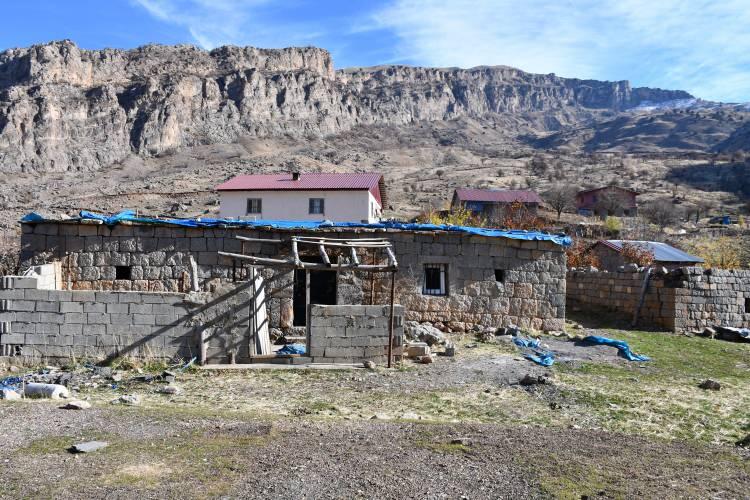 <p>Beyt&uuml;şşebap il&ccedil;esine bağlı Kovankaya k&ouml;y&uuml;nde yaşayan Diril ailesi, &uuml;rettikleri &uuml;r&uuml;nleri muhafaza etmek i&ccedil;in dikkat &ccedil;eken bir<em>​</em> &ccedil;&ouml;z&uuml;m buldu.&nbsp;</p>
