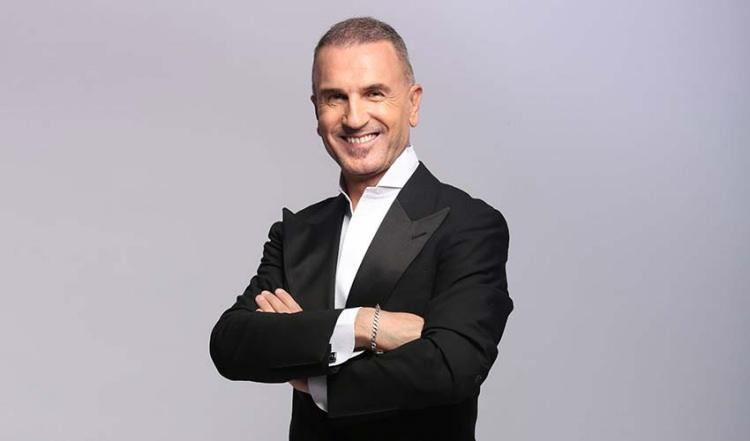 <p>Hakan Eren, <strong>N&uuml;khet Duru ile tanışmasının ardından sanat&ccedil;ının şirketinde &ccedil;alışmaya başladığını</strong>, aralarında <strong>g&uuml;&ccedil;l&uuml; bir ilişki kurulduğunu</strong> ifade etti. Ancak Eren, <strong>dijital telif haklarıyla ilgili yaşanan bir s&uuml;re&ccedil;te</strong>, Duru'nun kendisine <strong>dava a&ccedil;tığını</strong> ve bunun hayatında <strong>derin bir travmaya yol a&ccedil;tığını</strong> itiraf etti.</p>
