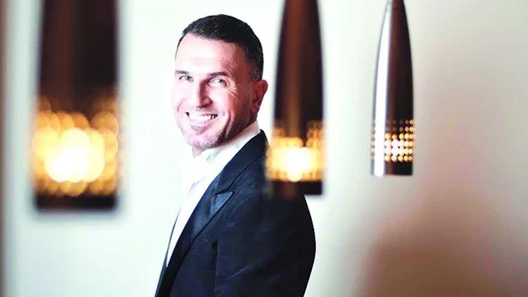 <p>Dava evrakının kendisine ulaştığı anı <strong>"hayatının şoku"</strong>&nbsp;olarak tanımlayan Eren, bu olayın ardından <strong>yaklaşık 15 g&uuml;n boyunca evden &ccedil;ıkamadığını</strong> belirtti. Bu s&uuml;recin ardından <strong>radyodaki işini bıraktığını</strong> a&ccedil;ıklayan Eren, kısa bir s&uuml;re sonra kendisine <strong>lenf kanseri teşhisi konulduğunu</strong> da paylaştı.</p>
