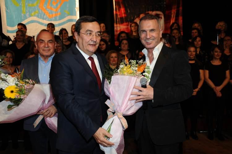 <p><em><span style="color:#800080"><strong>"Elbette bu durumu kendisine izah ettim. Bunu hangi sebepten ve sadece benim &uuml;zerimden y&uuml;r&uuml;tt&uuml;ğ&uuml;n&uuml;, beni neden se&ccedil;tiğini de anlayamadım. İnşallah g&ouml;nl&uuml;n&uuml; tamir edebiliriz ama yersiz bir kırgınlık bu."</strong></span></em></p>
