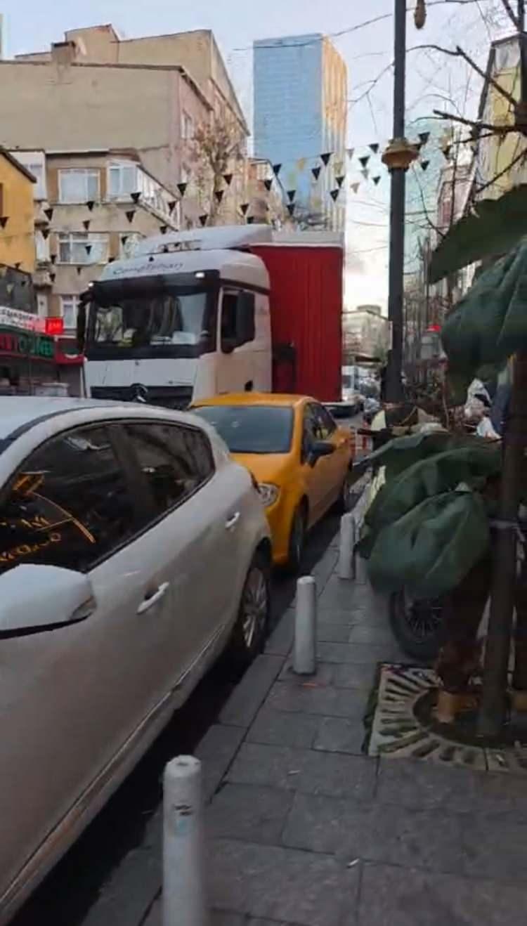 <p>Kağıthane&rsquo;de dar sokakta ilerleyen tır, d&ouml;nmek i&ccedil;in manevra yaptığı esnada park halindeki 3 araca &ccedil;arparak zarar verdi.&nbsp;</p>

<p>&nbsp;</p>
