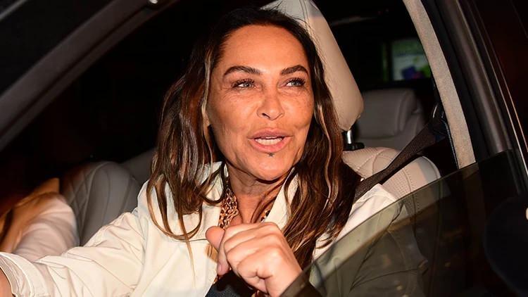 <p><strong>Kalan 100 bin TL &uuml;cretinin kendisine &ouml;denmesini</strong> isteyen H&uuml;lya Avşar, yapım şirketiyle anlaşmazlık yaşamış ve sonunda <strong>Asliye Hukuk Mahkemesi'ne</strong> başvurmuştu.&nbsp;</p>
