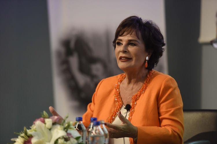 <p><strong>Daha sonra hikayenin g&uuml;n&uuml;m&uuml;ze uyarlanarak yeniden ele alındığını belirten usta oyuncu, "Başka bir yapım şirketi hikayeyi bug&uuml;ne adapte etti. O an 'Ben bunu nasıl d&uuml;ş&uuml;nmedim' diye &ccedil;ok &uuml;z&uuml;ld&uuml;m. Filmin başrol&uuml;n&uuml; de T&uuml;rkan Şoray oynadı" dedi.</strong></p>
