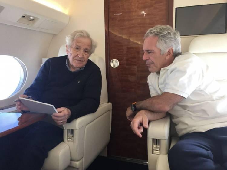 <p>&Ouml;te yandan başka bir fotoğrafta ise Epstein, etrafında kadınlar varken bilgisayar ile uğraştığı bir g&ouml;rsel de bulunuyor.&nbsp;</p>

<p>&nbsp;</p>
