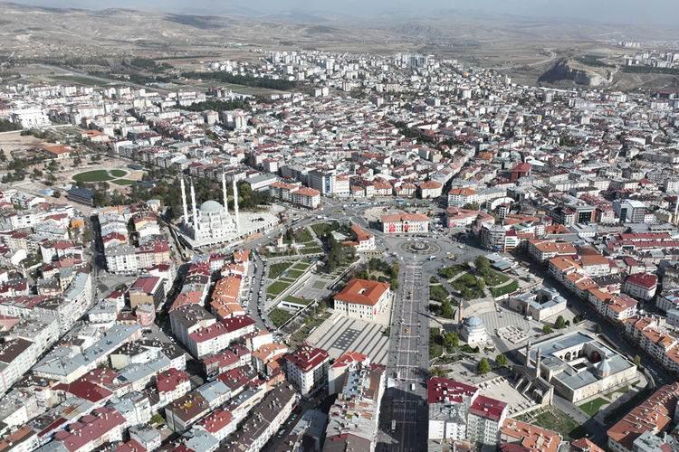 <p><span style="color:#B22222"><strong>DOĞU İLLERİ DE LİSTEDE<br />
​</strong></span><br />
Son 12 aylık s&uuml;re&ccedil;te kiraların en &ccedil;ok arttığı iller arasında Bing&ouml;l, Muş, Mardin, Iğdır, Batman gibi doğu ve g&uuml;neydoğu illerinin de yer aldığını g&ouml;r&uuml;l&uuml;yor. Ancak y&uuml;ksek artışlara rağmen s&ouml;z konusu illerde kira tutarlarının, T&uuml;rkiye ortalamasının altında ve makul d&uuml;zeylerde kaldığı g&ouml;r&uuml;l&uuml;yor.</p>

<p>&nbsp;</p>
