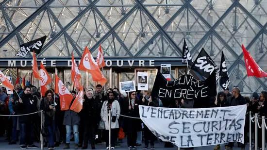 <p>Yaklaşık <strong>2 bin 200 kişilik kadrosuyla hizmet veren Louvre M&uuml;zesi &ccedil;alışanları</strong>, <strong>personel yetersizliği</strong>, <strong>artan iş y&uuml;k&uuml;</strong> ve <strong>yıllardır ertelenen bakım-onarım sorunları</strong> sebebiyle <strong>yeni yıl tatili &ouml;ncesi d&ouml;n&uuml;ş&uuml;ml&uuml; greve giderek m&uuml;zenin kapılarını ziyaret&ccedil;ilere kapattı</strong>.</p>
