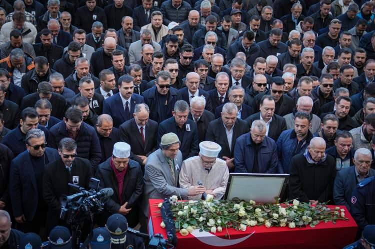 <p>Yol boyunca Manisalılar Başkan Durbay'ın naaşını çiçeklerle uğurladı.</p>