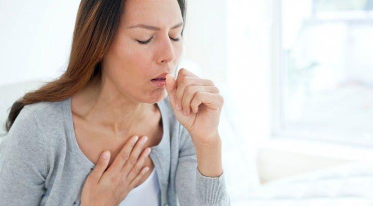 <p><strong>Basit bir şikayet gibi g&ouml;r&uuml;nen ancak sağlığı ciddi &ouml;l&ccedil;&uuml;de etkileyen &ouml;ks&uuml;r&uuml;k, bazen haftalarca s&uuml;rebildiği gibi boğaz ağrısına, kas zorlanmalarına ve uykunun b&ouml;l&uuml;nmesine sebep olabiliyor.&nbsp;</strong></p>
