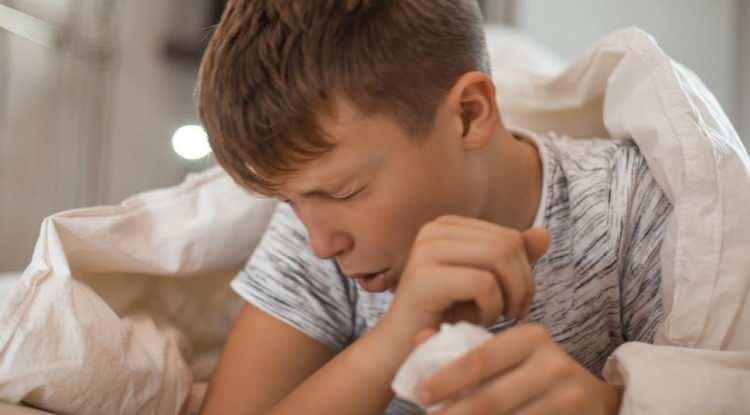 <p><strong>Aynı zamanda bir &ouml;ks&uuml;r&uuml;k kliniği y&ouml;neten Smith, &ouml;ks&uuml;r&uuml;ğ&uuml;n temelde ikiye ayrıldığına dikkat &ccedil;ekti. "Biri kuru ve gıcıklı &ouml;ks&uuml;r&uuml;k, diğeri ise genellikle balgamla seyreden g&ouml;ğ&uuml;s kaynaklı &ouml;ks&uuml;r&uuml;k" tanımlamasında bulunan Smith, bu iki &ouml;ks&uuml;r&uuml;k tipinin &ouml;n&uuml;ne ge&ccedil;mek i&ccedil;in ila&ccedil; kullanmak yerine basit y&ouml;ntemlerle hastalığı hafifletebildiğini dile getirdi.</strong></p>
