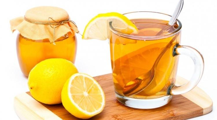 <p><strong>Sıcak suya bal ve limon eklenmesi y&ouml;n&uuml;nde tavsiyelerde bulunan profes&ouml;r, &ccedil;ok tatlı gıdaların dile temas ettiğinde &ouml;ks&uuml;r&uuml;k refleksini baskılayabildiğine dair bulgular olduğunu belirtiyor. Smith, gece &ouml;ks&uuml;ren &ccedil;ocuklarda balın &ouml;ks&uuml;r&uuml;k sıklığını azalttığını g&ouml;steren &ccedil;alışmalar bulunduğunu da s&ouml;zlerine ekliyor.</strong></p>
