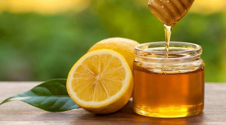 <p><span style="color:#FF0000"><strong>BAL VE LİMON İKİLİSİNE DİKKAT!</strong></span></p>

<p><strong>Smith'e g&ouml;re; &ouml;ks&uuml;r&uuml;k tamamen ge&ccedil;mese bile daha katlanılır hale getirmenin en basit yolu bal ve limon.</strong></p>
