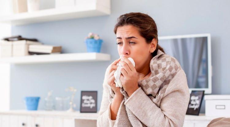 <p><strong>&Ouml;zellikle sonbahar ve kış aylarında artış g&ouml;steren &ouml;ks&uuml;r&uuml;ğe karşı bir&ccedil;ok kişi şuruplar ve ila&ccedil;lara y&ouml;nelse de evde bazı y&ouml;ntemlerle bu s&uuml;reci hafif atlatmak m&uuml;mk&uuml;n.</strong></p>
