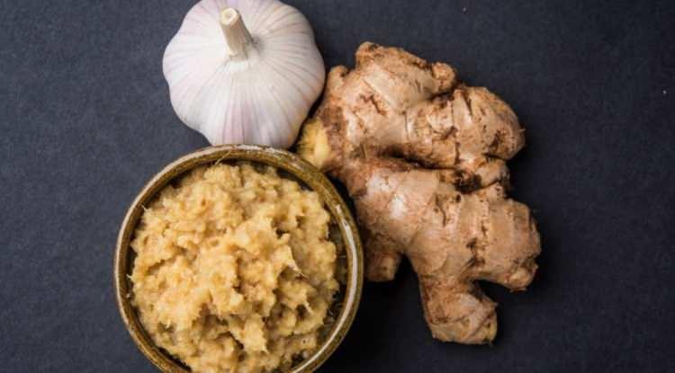 <p><span style="color:#FF0000"><strong>ZENCEFİL VE SARIMSAK İKİLİSİ</strong></span></p>

<p><strong>Bir diğer &ouml;neri ise zencefil ve sarımsak ikilisinde saklı. Smith, bu iki besinin boğaz ve solunum yollarında bulunan bazı resept&ouml;rleri uyardığını s&ouml;yl&uuml;yor. B&ouml;ylece bu resept&ouml;rlerin uyarılması zamanla duyarlılığı azaltarak &ouml;ks&uuml;r&uuml;k refleksini baskılayabiliyor.</strong></p>
