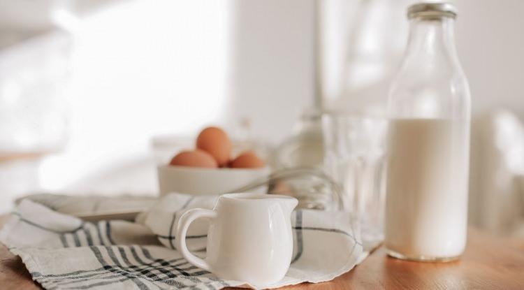 <p><span style="color:#FF0000"><strong>UZMAN İSİM S&Uuml;T VE S&Uuml;T &Uuml;R&Uuml;NLERİNDEN UZAK DURMAYI TAVSİYE EDİYOR</strong></span></p>

<p><strong>Bu &ouml;nerilerin dışında &ouml;ks&uuml;r&uuml;ğ&uuml; artıran besinleri de sıralayan Smith, bazı hastalarının s&uuml;t ve s&uuml;t &uuml;r&uuml;nlerinin &ouml;ks&uuml;r&uuml;ğ&uuml; artırdığını s&ouml;ylediğini aktarıyor. Bu konuya dair net bir bilimsel kanıt olmadığını s&ouml;ylemeyi ihmal etmeyen Smith, balgamlı &ouml;ks&uuml;r&uuml;ğ&uuml; olan kişilerde bu i&ccedil;eceklerin boğazı kaplayan yapısı nedeniyle rahatsızlık hissini artırabileceğini belirtiyor.</strong></p>
