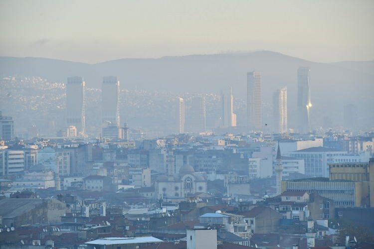 <p><strong>EGE</strong><br />
Par&ccedil;alı ve az bulutlu ge&ccedil;eceği tahmin ediliyor. Gece ve sabah saatlerinde b&ouml;lgenin i&ccedil; kesimlerinde pus, yer yer sis bekleniyor.</p>

<p>A.KARAHİSAR -2&deg;C, 11&deg;C<br />
Par&ccedil;alı ve az bulutlu</p>

<p>DENİZLİ 5&deg;C, 16&deg;C<br />
Par&ccedil;alı ve az bulutlu</p>

<p>İZMİR 7&deg;C, 17&deg;C<br />
Par&ccedil;alı ve az bulutlu</p>

<p>MUĞLA 2&deg;C, 17&deg;C<br />
Par&ccedil;alı ve az bulutlu</p>
