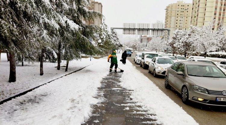 <p><strong>İ&Ccedil; ANADOLU</strong><br />
Par&ccedil;alı ve az bulutlu ge&ccedil;eceği tahmin ediliyor. Gece ve sabah saatlerinde hafif buzlanma ve don ile birlikte pus, yer yer sis bekleniyor.</p>

<p>ANKARA -1&deg;C, 9&deg;C<br />
Par&ccedil;alı ve az bulutlu</p>

<p>ESKİŞEHİR -1&deg;C, 9&deg;C<br />
Par&ccedil;alı ve az bulutlu</p>

<p>KAYSERİ -4&deg;C, 6&deg;C<br />
Par&ccedil;alı ve &ccedil;ok bulutlu</p>

<p>KONYA -2&deg;C, 9&deg;C<br />
Par&ccedil;alı ve az bulutlu</p>
