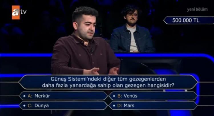 <p>Gen&ccedil; yarışmacı 500 bin TL değerindeki soruda joker hakkının olmaması nedeniyle şıklar arasında uzun bir s&uuml;re d&uuml;ş&uuml;nd&uuml;.&nbsp;</p>
