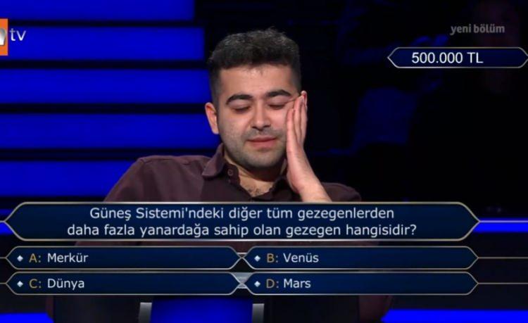 <p>Sakin, yarışmadan &ccedil;ekilmek yerine risk alarak soruyu "D şıkkı Mars" yanıtını vermeyi tercih etti.</p>
