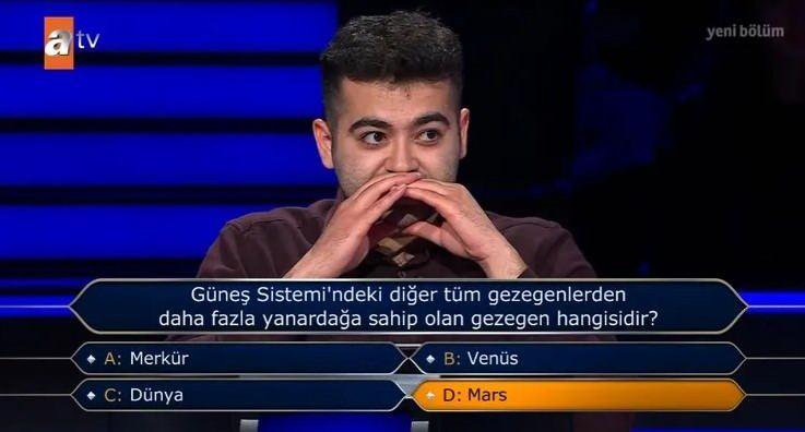 <p>Yarışmacı Mehmet Sakin "G&uuml;neş Sistemi'ndeki diğer t&uuml;m gezegenlerden daha fazla yanardağa sahip olan gezegen hangisidir?" sorusuna yanlış cevap verince yarışmadan elendi.&nbsp;</p>
