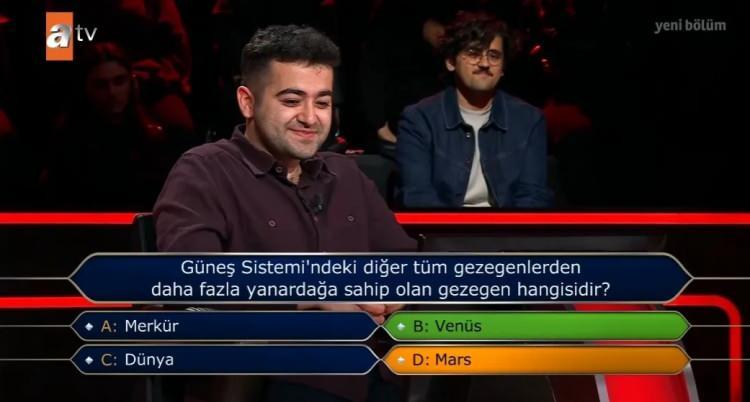 <p><strong>İŞTE O SORU</strong></p>

<p>"G&uuml;neş Sistemi'ndeki diğer t&uuml;m gezegenlerden daha fazla yanardağa sahip olan gezegen hangisidir?"</p>

<p>a- Merk&uuml;r<br />
b- Ven&uuml;s<br />
c- D&uuml;nya<br />
d- Mars</p>
