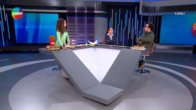 <p><strong>Programda uyuşturucu kullanımıyla ilgili değerlendirmelerde bulunan Prof. Dr. Oytun Erbaş, sert s&ouml;ylemlerde bulunmuştu. Uyuşturucu kullanımının beyin &uuml;zerinde kalıcı hasarlara neden olduğunu s&ouml;yleyen Erbaş, "Uyuşturucuyu geri zekalılar kullanır. Maddeyi kullandık&ccedil;a zeka da geriliyor. Uyuşturucu kesinlikle zeka geriliği yapar ve bu kalıcıdır. Beyniniz &ccedil;alışmaz hale gelir, şizofrenik bir hal alırsınız." demişti.</strong></p>
